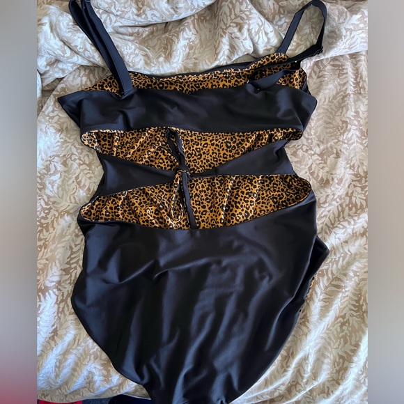 Reversible old navy swimsuit - Picture 3 of 3